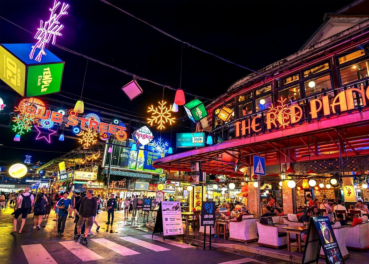 Bares e restaurantes iluminados na Pub Street, em Siem Reap