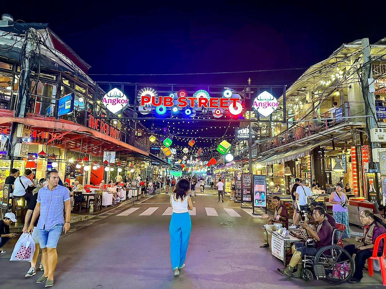 Letreiro iluminado da Pub Street à noite no centro de Siem Reap