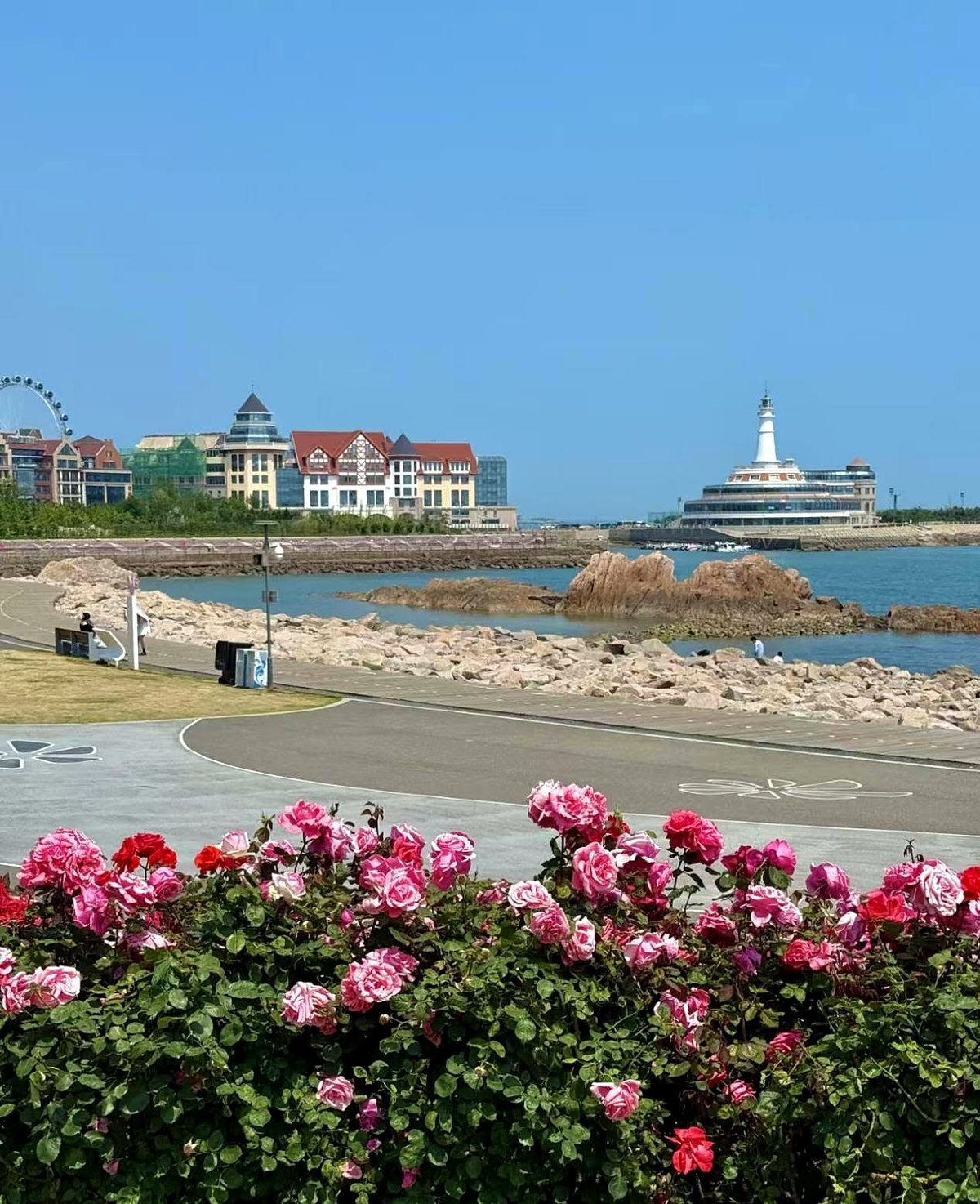 Orla da Baía de Fushan com roseiras, farol e roda-gigante em Qingdao