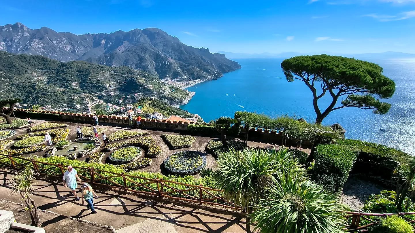 Jardins da Villa Rufolo em Ravello com vista para o mar da Costa Amalfitana