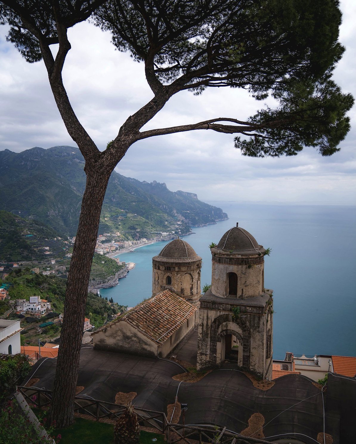 Vista de Ravello com pinheiro, torres de igreja e o mar com Maiori ao fundo