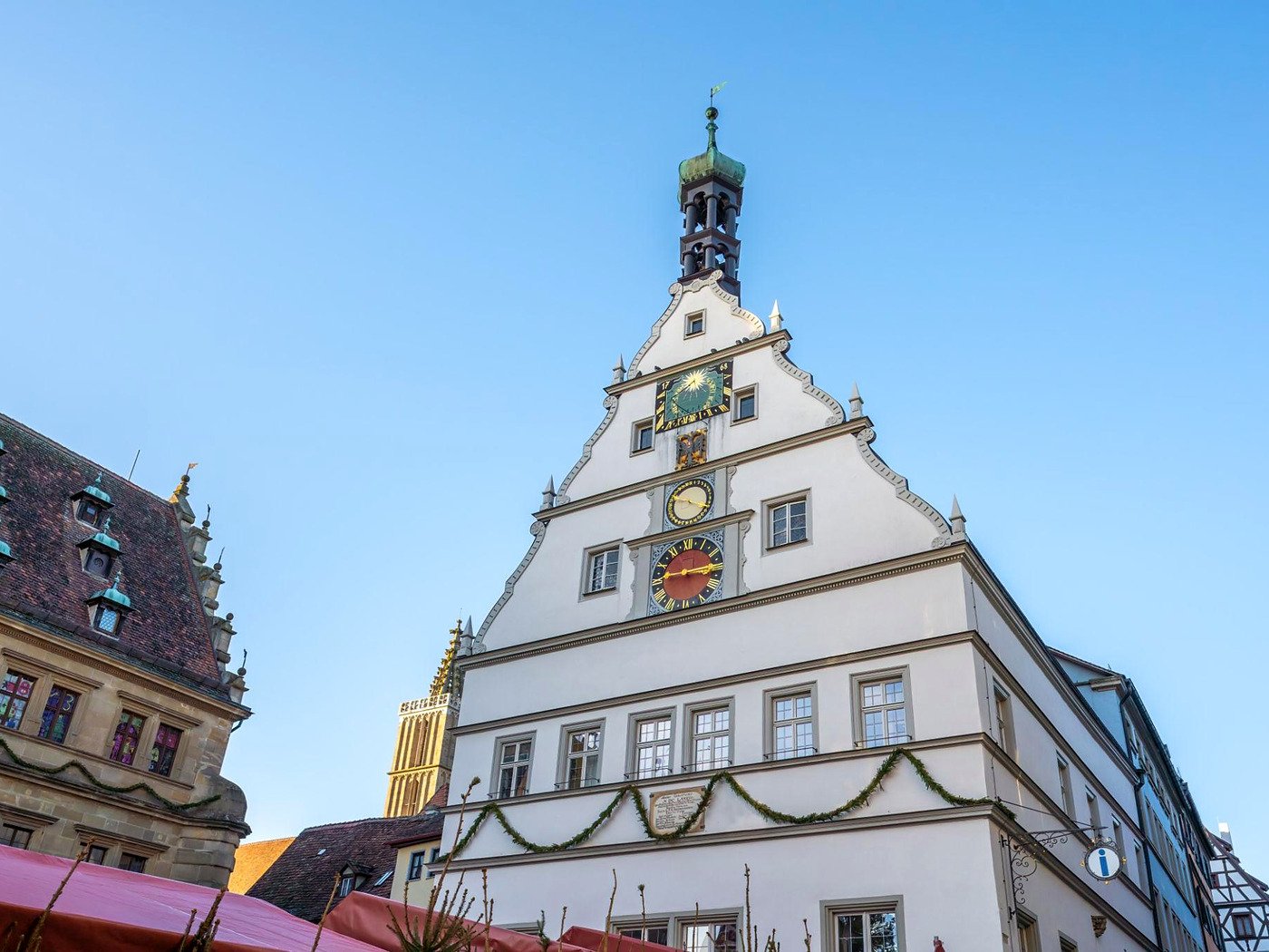 Fachada da Ratstrinkstube com relógio de sol, relógio astronômico e o relógio do Meistertrunk em Rothenburg