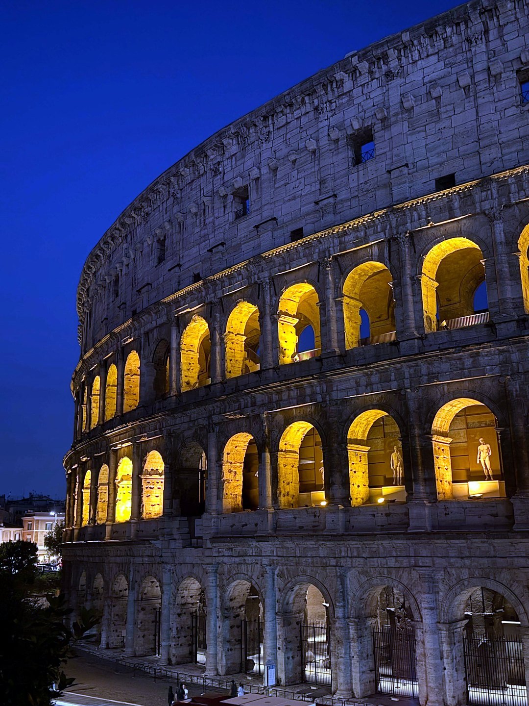 Coliseu iluminado à noite em Roma