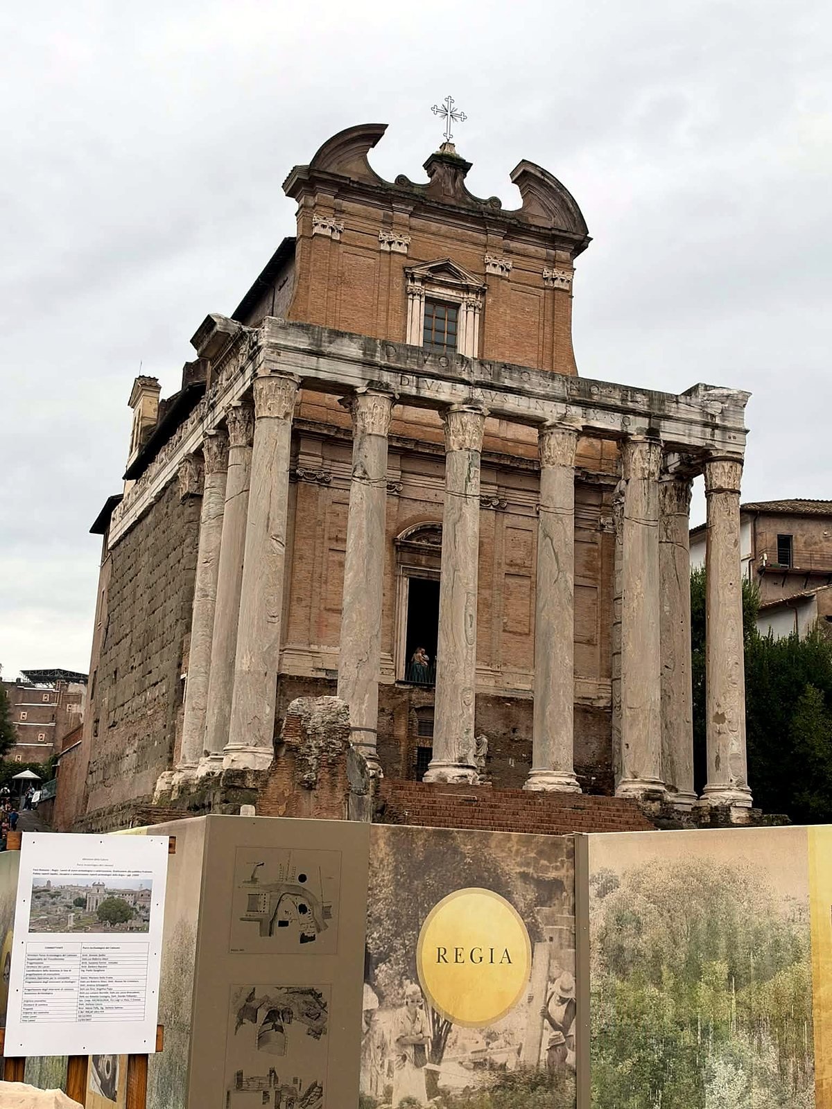 Templo de Antonino e Faustina no Fórum Romano