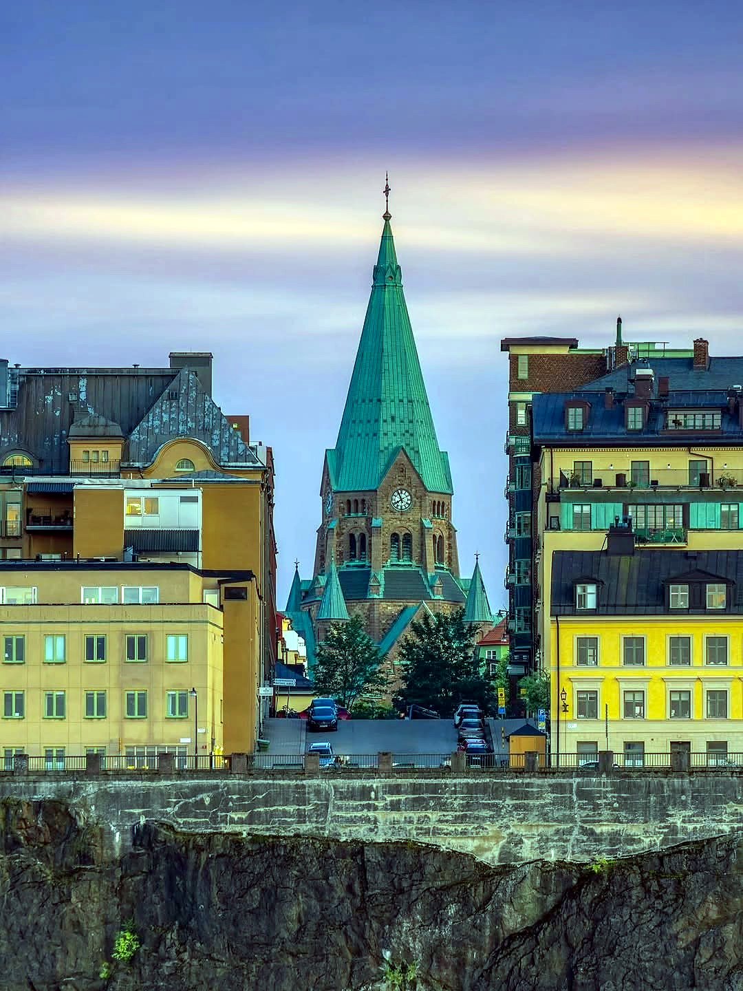 Igreja Sofia entre prédios coloridos de Södermalm ao entardecer
