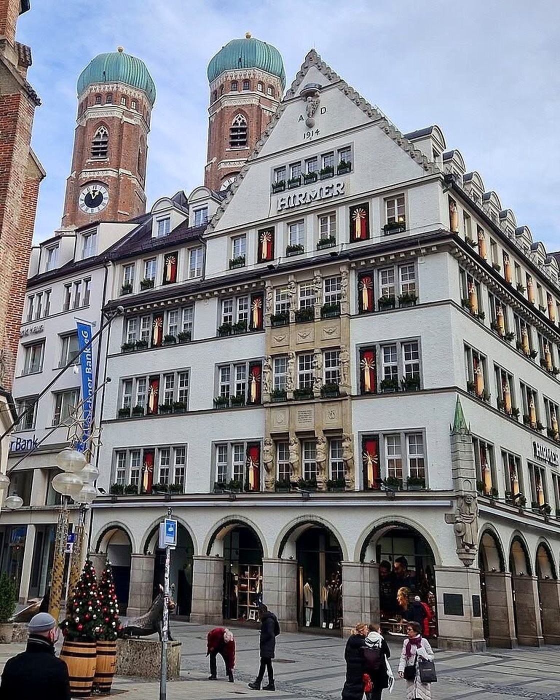 Edifício Hirmer com as torres da Frauenkirche ao fundo em Munique