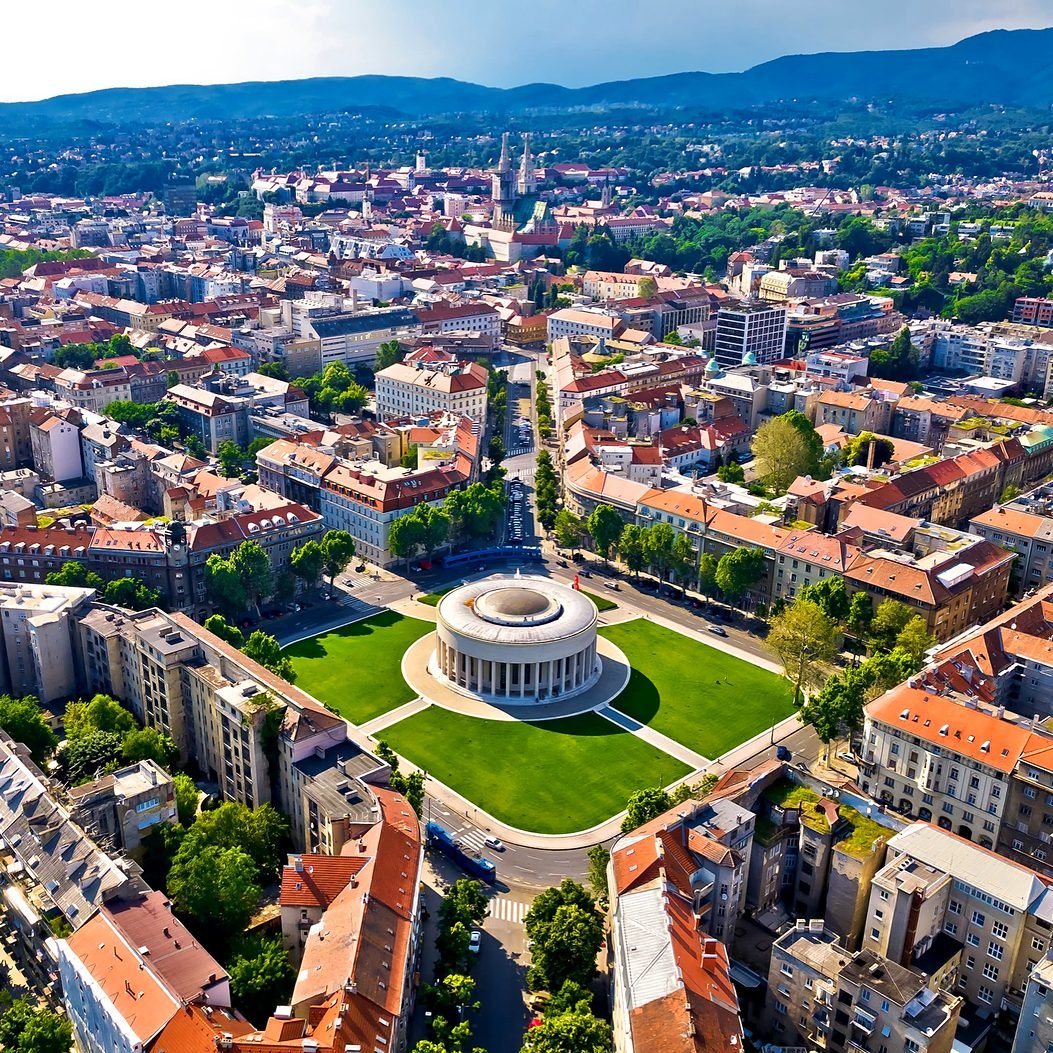 Vista aérea de Zagreb com o Pavilhão Meštrović e a Catedral ao fundo