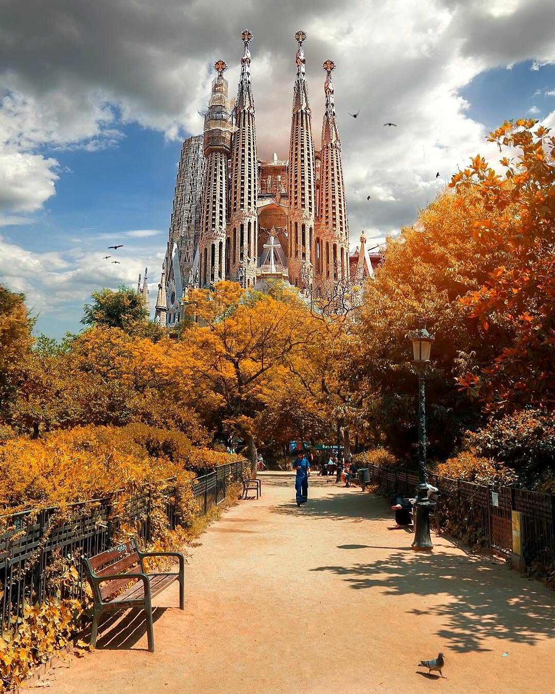 Torres da Basílica da Sagrada Família vistas do parque em frente, em Barcelona