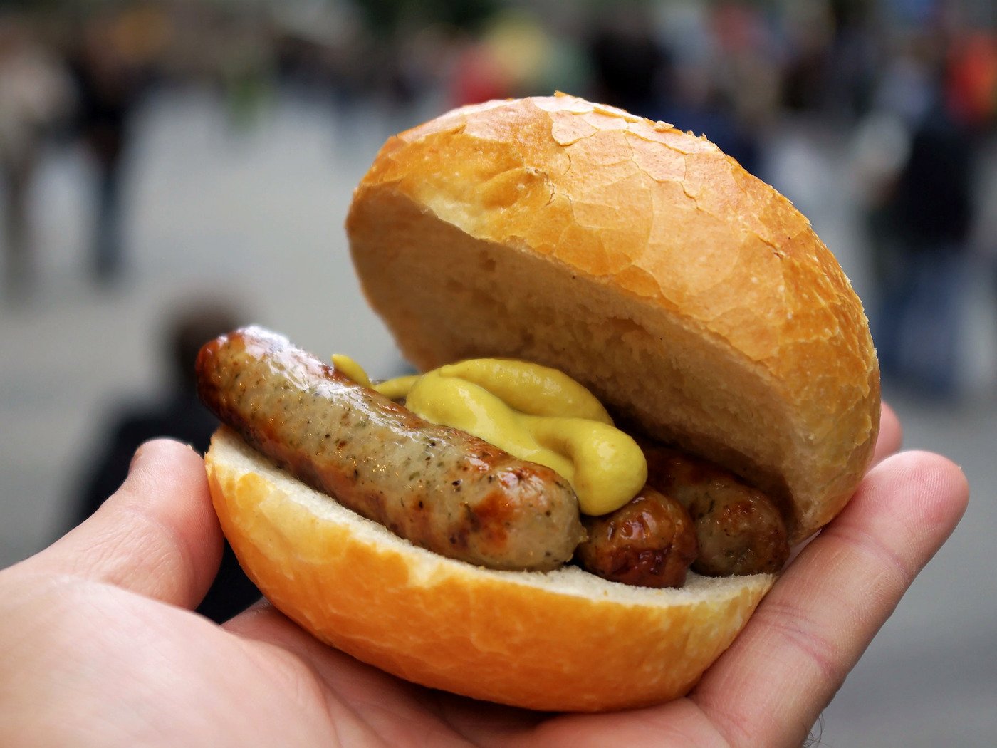 Três salsichas Nürnberger Rostbratwürste com mostarda no pão, o tradicional Drei im Weggla de Nuremberg