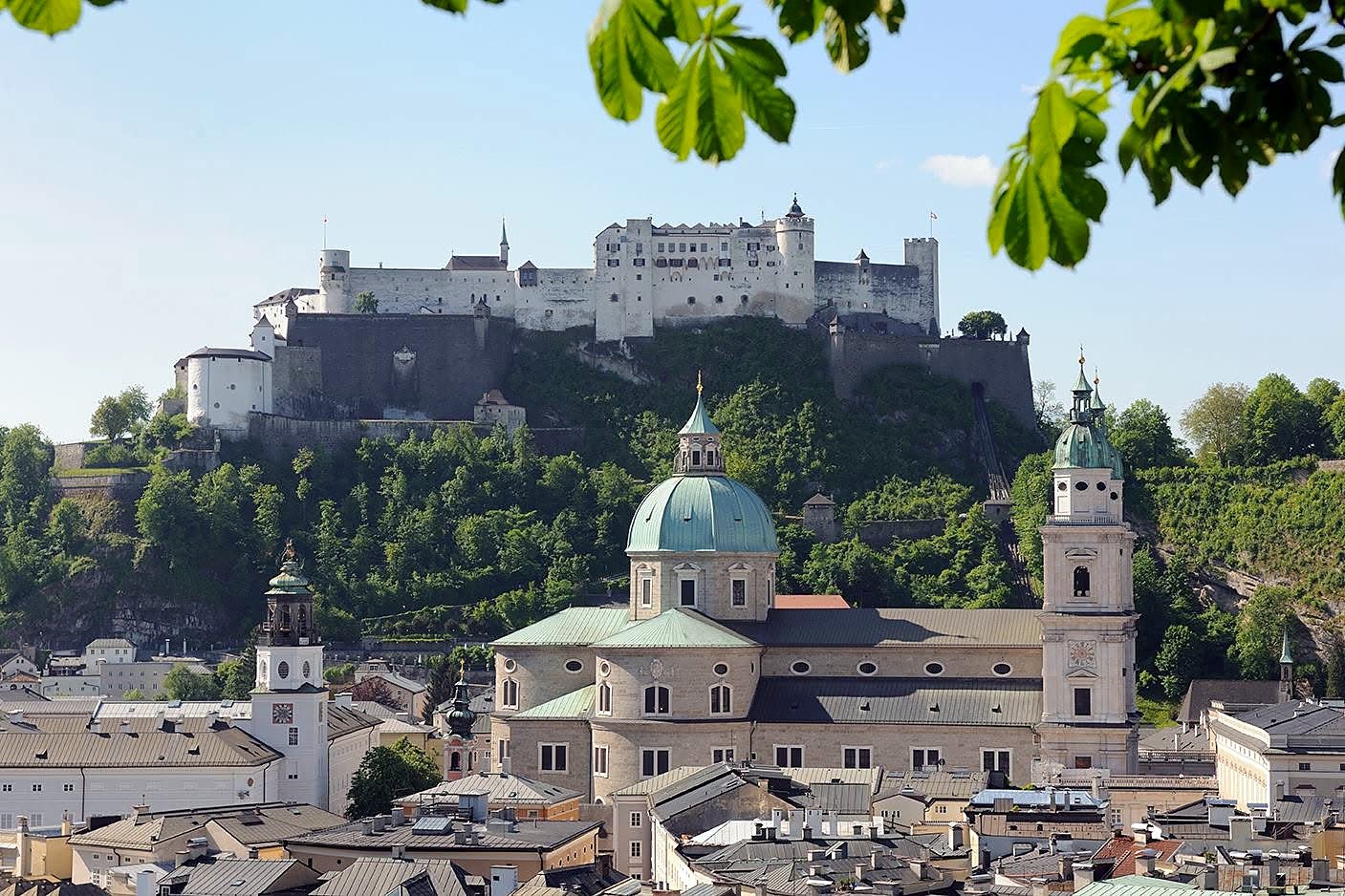 Fortaleza de Hohensalzburg e Catedral de Salzburgo, na Áustria, destino de passeio com guia brasileiro