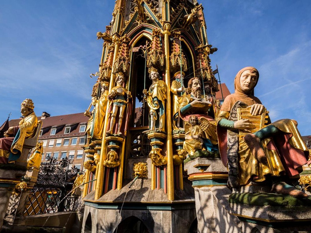 Fonte gótica Schöner Brunnen, a Fonte Bonita, com estátuas douradas e coloridas no Hauptmarkt de Nuremberg