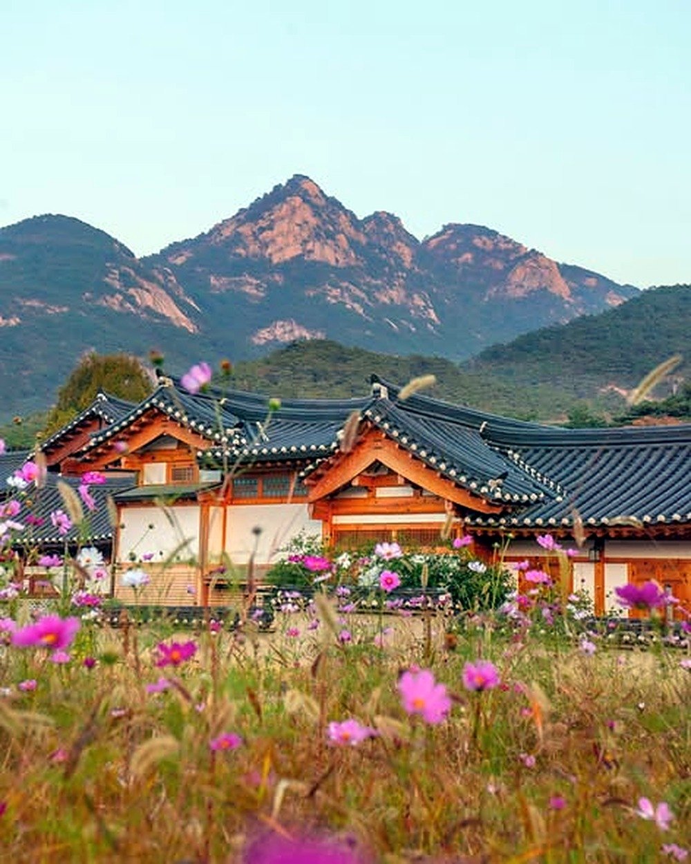 Casas tradicionais hanok com montanhas ao fundo