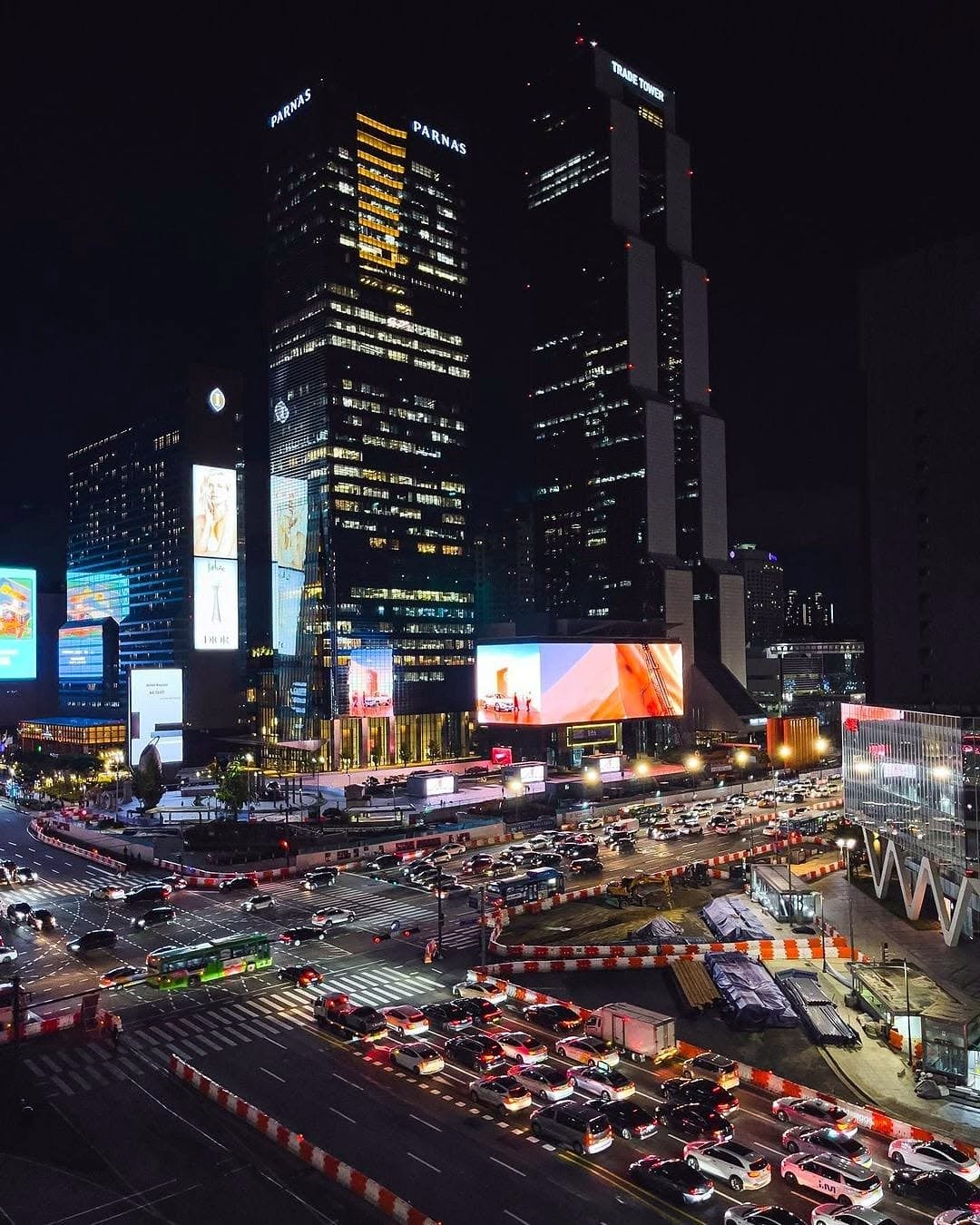 Torres do Trade Tower e do Parnas iluminadas à noite em Samseong, Gangnam