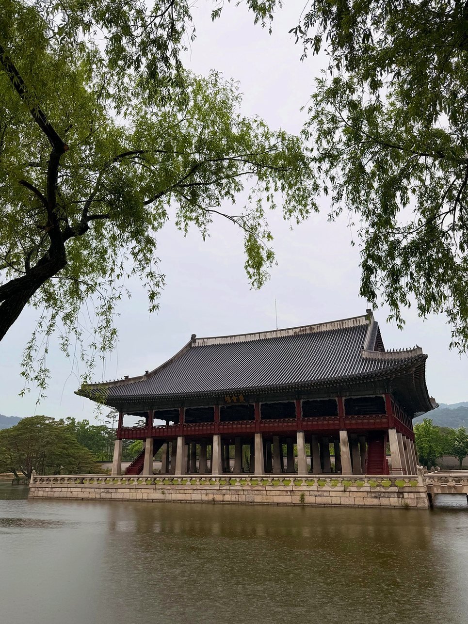 Pavilhão Gyeonghoeru sobre o lago no Palácio Gyeongbokgung