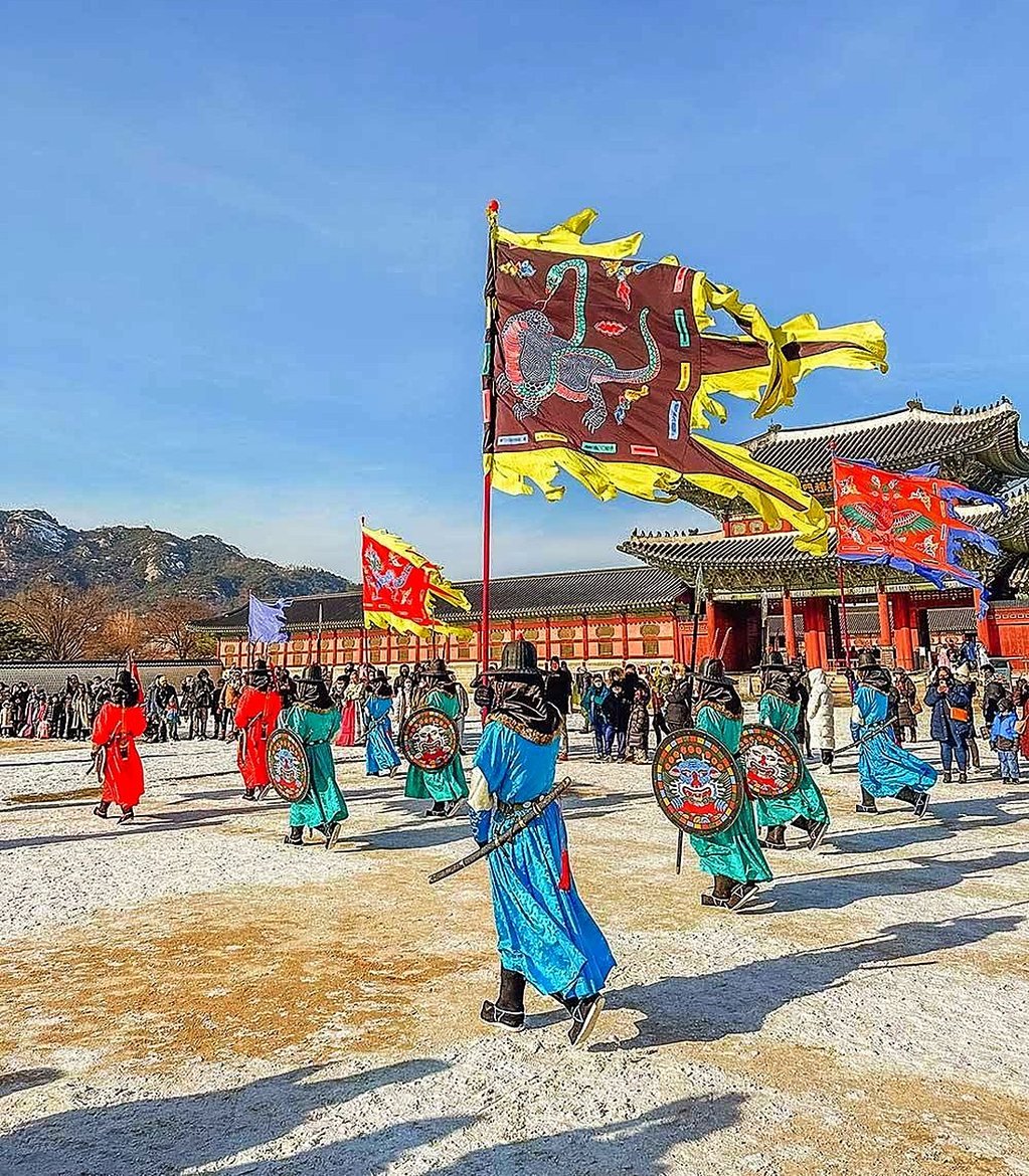 Guardas com bandeiras coloridas na troca da guarda do Gyeongbokgung