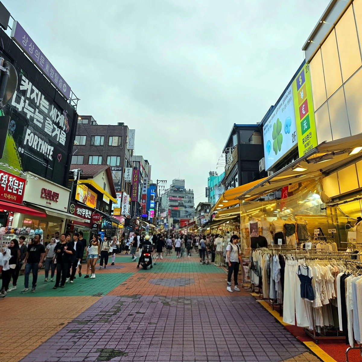 Rua de Hongdae com lojas e movimento