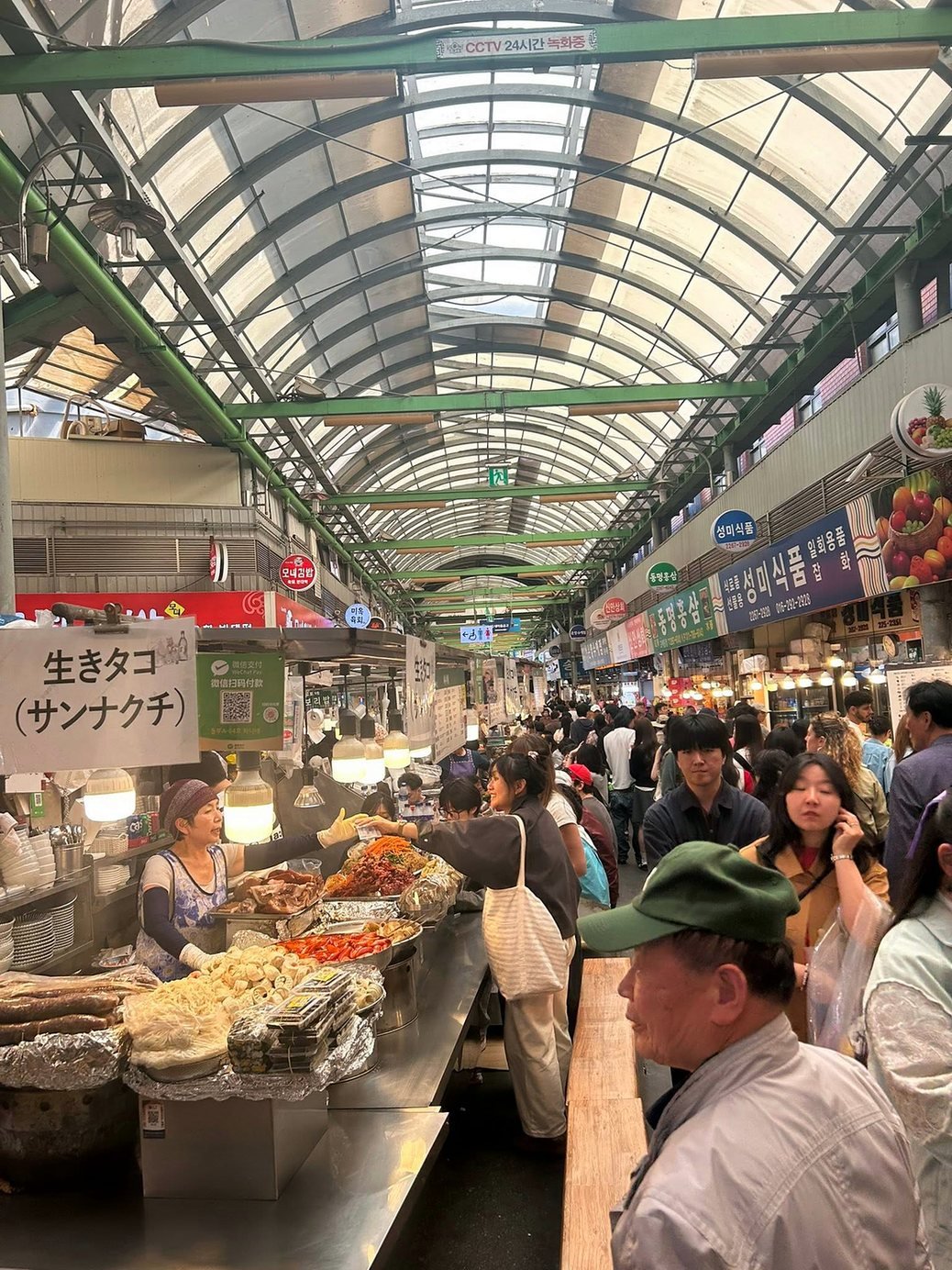 Corredor do Mercado Gwangjang com bancas de comida
