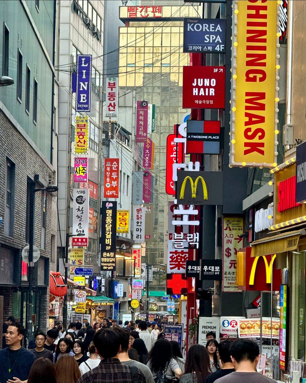 Rua de compras de Myeongdong com letreiros coloridos