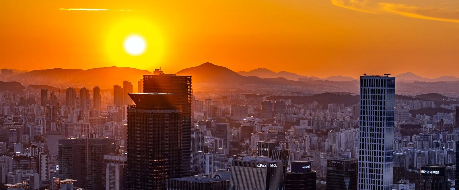 Pôr do sol sobre os prédios de Seul
