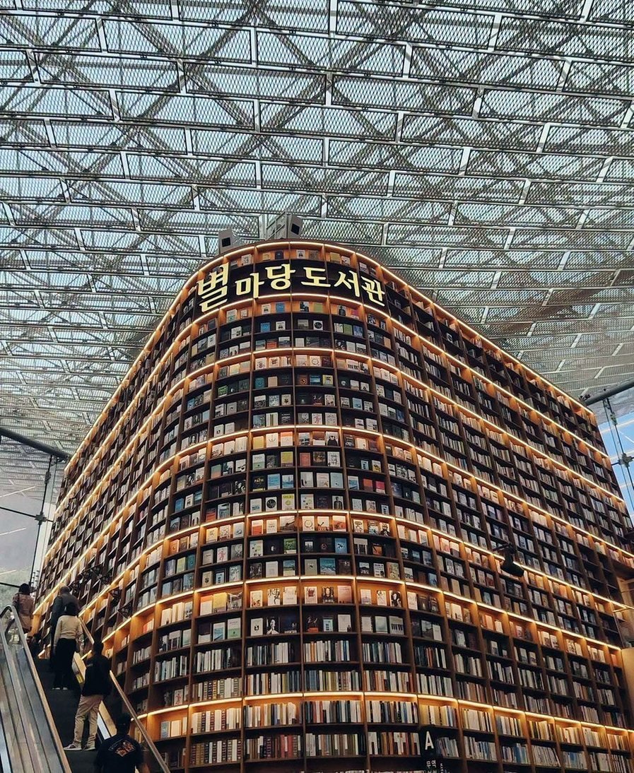 Estantes gigantes da Starfield Library no COEX Mall