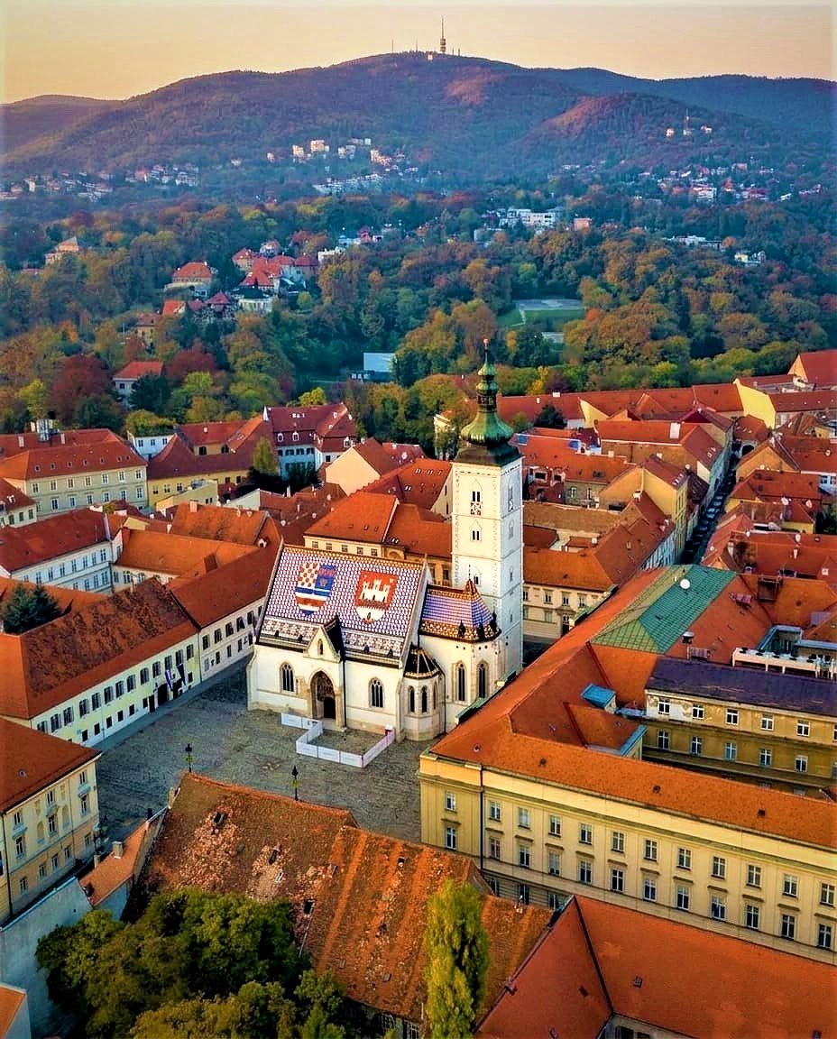 Igreja de São Marcos e seu telhado colorido na Cidade Alta de Zagreb