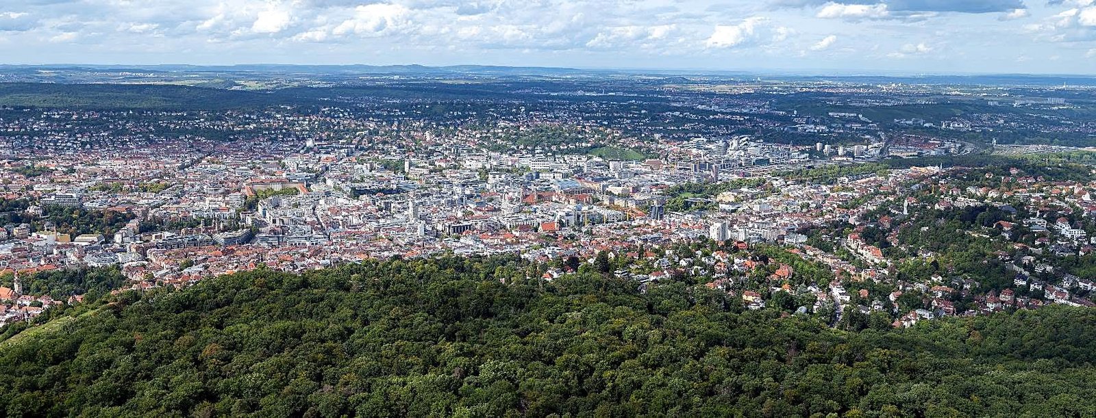 Vista panorâmica de Stuttgart, na Alemanha, cercada por colinas e bosques