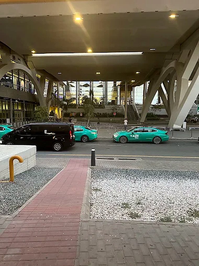 Táxis verdes na saída do aeroporto de Jeddah
