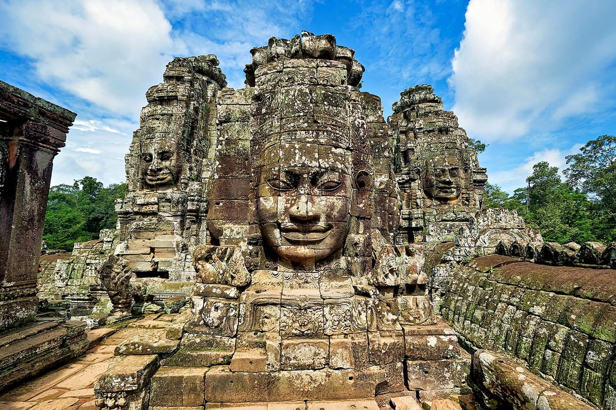 Rosto sorridente esculpido em torre de pedra do templo Bayon, em Angkor Thom