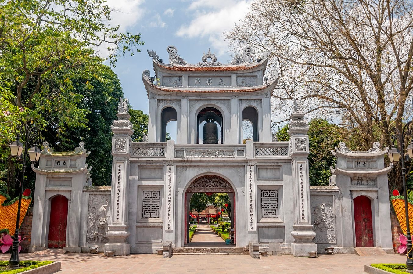 Port&atilde;o principal do Templo da Literatura (Van Mieu), em Han&oacute;i, com sino e inscri&ccedil;&otilde;es em caracteres chineses