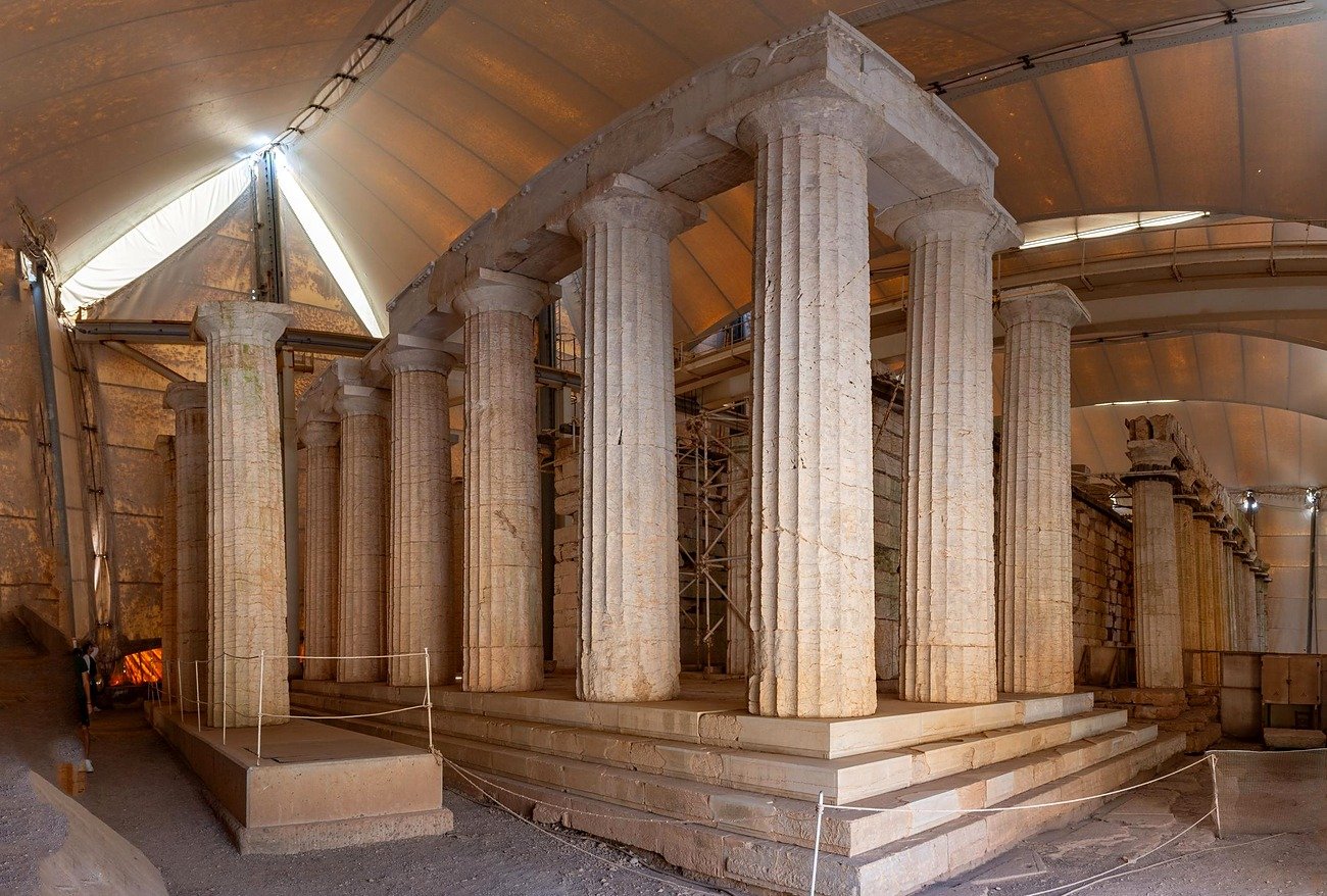 Colunas d&oacute;ricas do Templo de Apolo Epic&uacute;rio em Bassae sob a tenda de prote&ccedil;&atilde;o