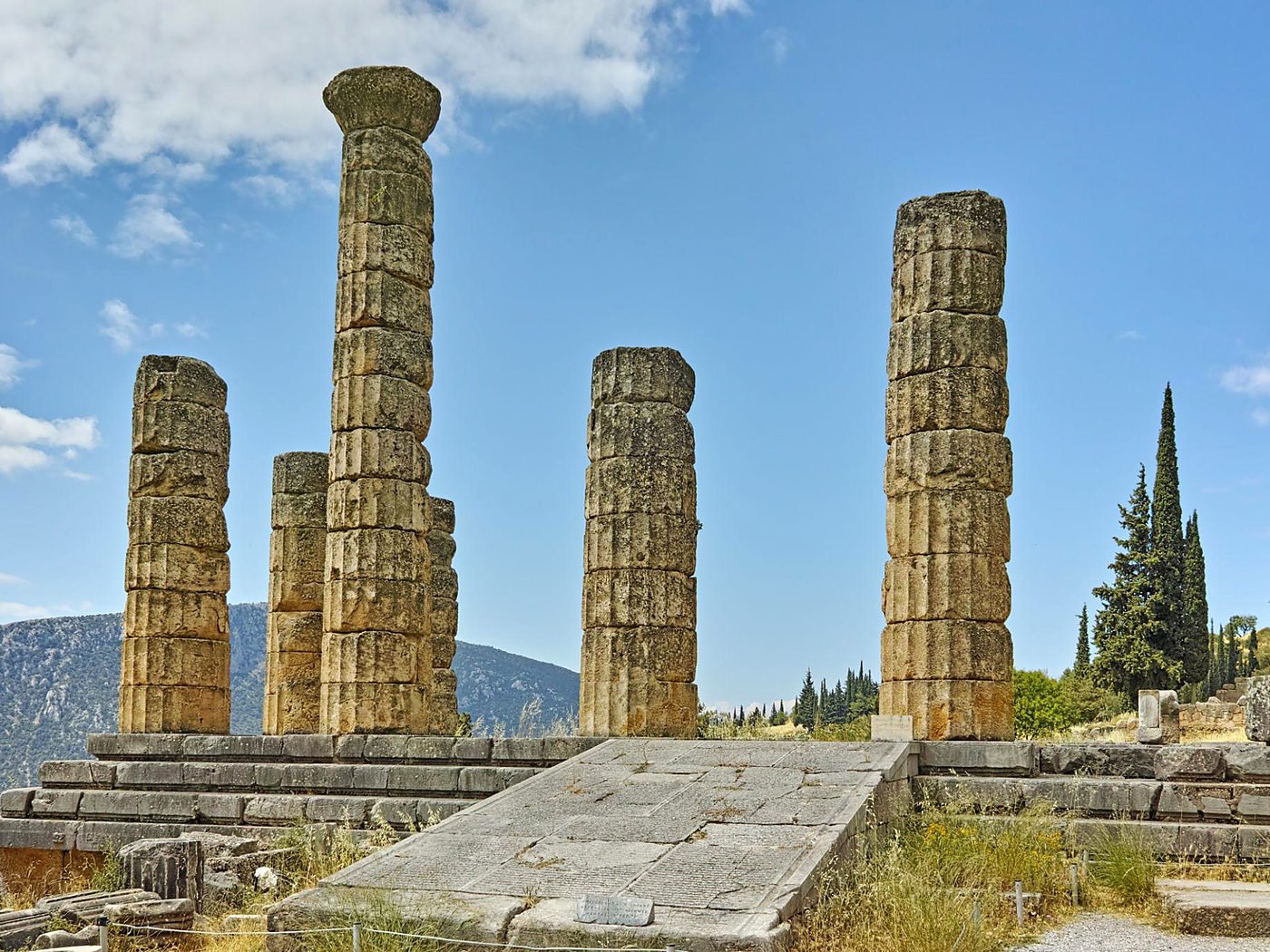 Colunas d&oacute;ricas reerguidas do Templo de Apolo em Delfos, com a rampa de acesso e as montanhas do Parnaso ao fundo