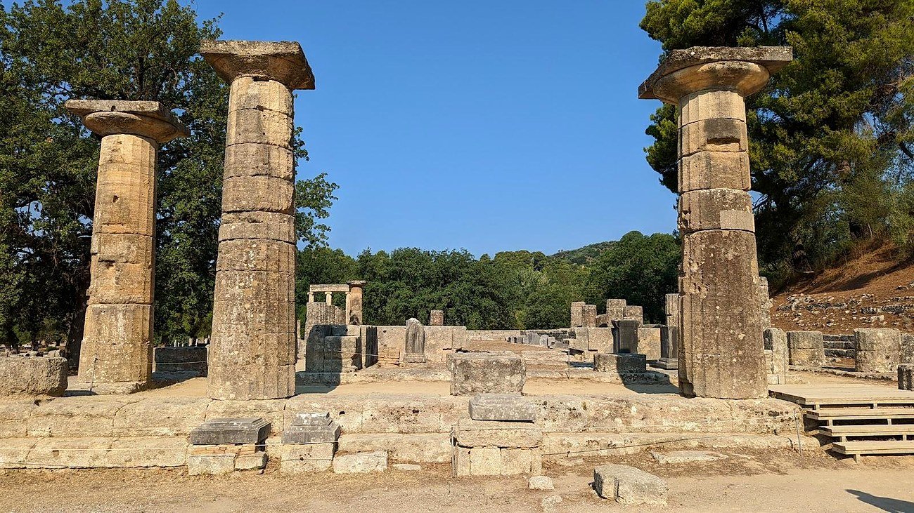 Fachada do Templo de Hera em Ol&iacute;mpia, onde &eacute; acesa a chama ol&iacute;mpica, com o Philippeion ao fundo