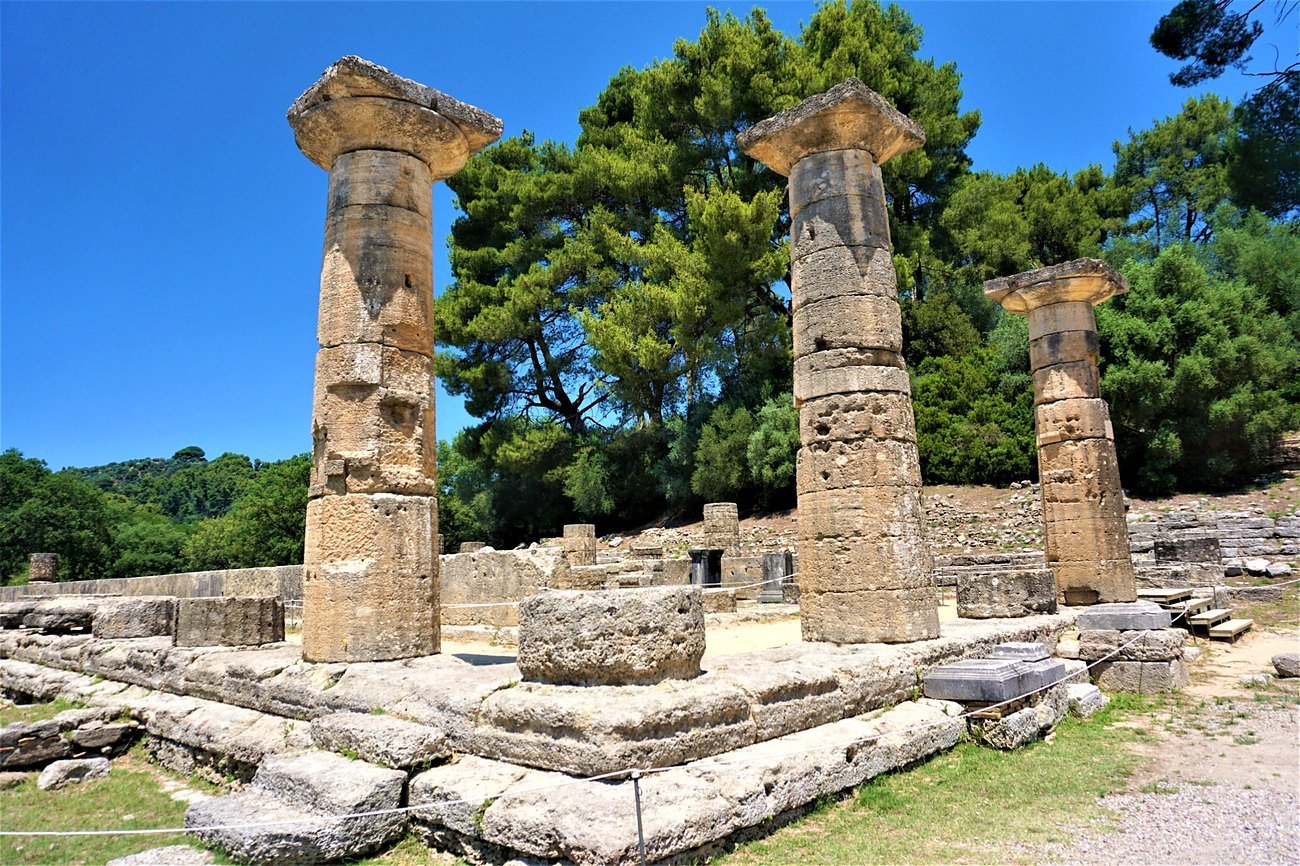 Colunas d&oacute;ricas do Templo de Hera, o Heraion, em Ol&iacute;mpia, entre pinheiros
