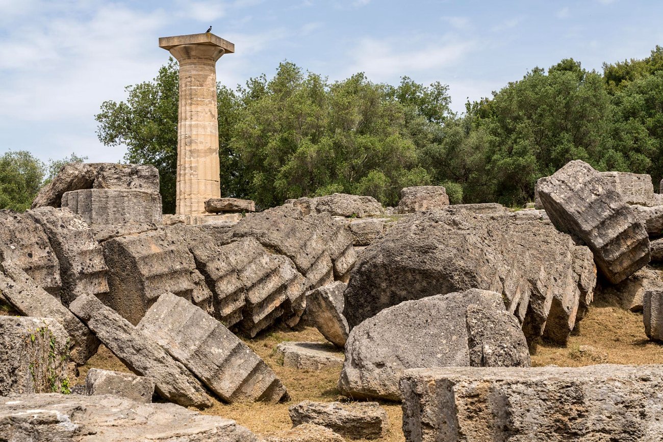 Coluna d&oacute;rica reerguida e tambores de colunas ca&iacute;das do Templo de Zeus em Ol&iacute;mpia