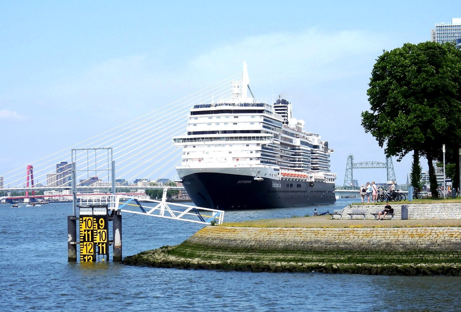 Navio passando pela Ponte Erasmus no rio Maas, em Roterdã, Holanda