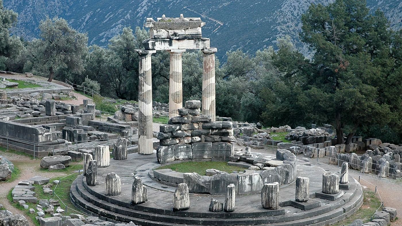 Plataforma circular do Tholos no Santu&aacute;rio de Atena Pronaia, em Delfos, entre oliveiras e o vale
