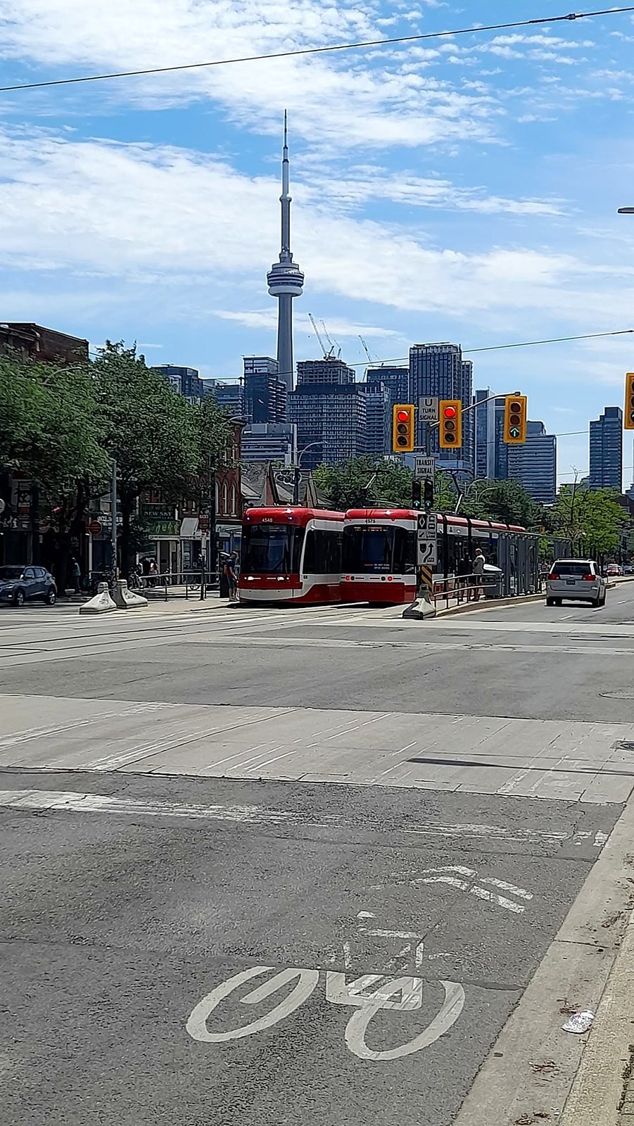 Bonde vermelho (streetcar) em rua de Toronto com a CN Tower ao fundo