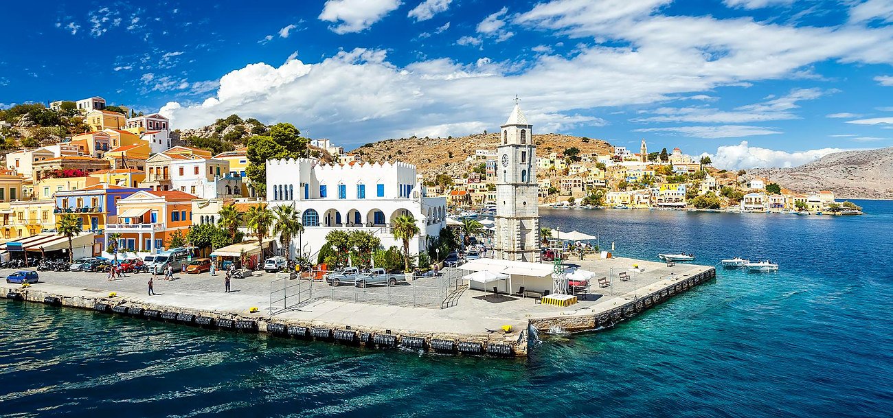 Torre do relógio e cais do porto de Symi, na Grécia