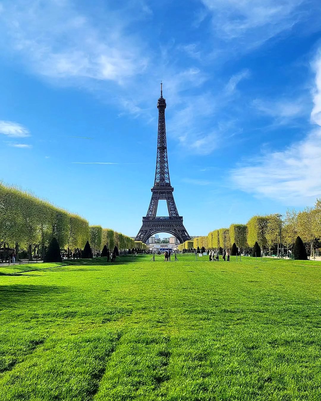 Torre Eiffel vista do Campo de Marte, em Paris