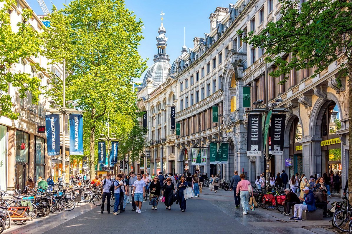 Rua Meir em Antuérpia com edifícios históricos e pedestres