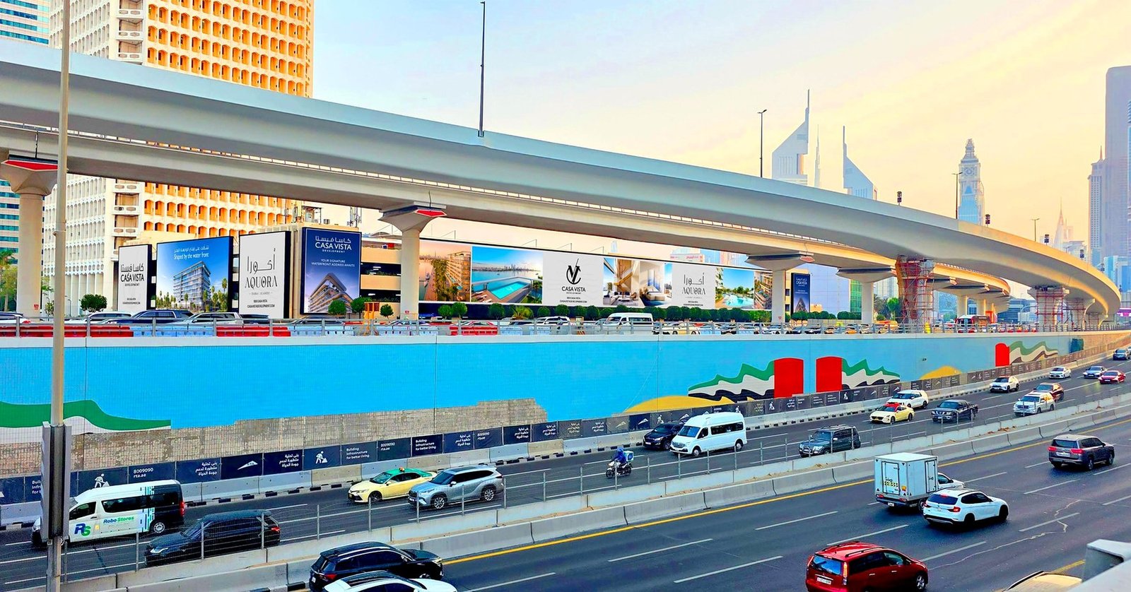 Sheikh Zayed Road com o metrô de Dubai e as Emirates Towers