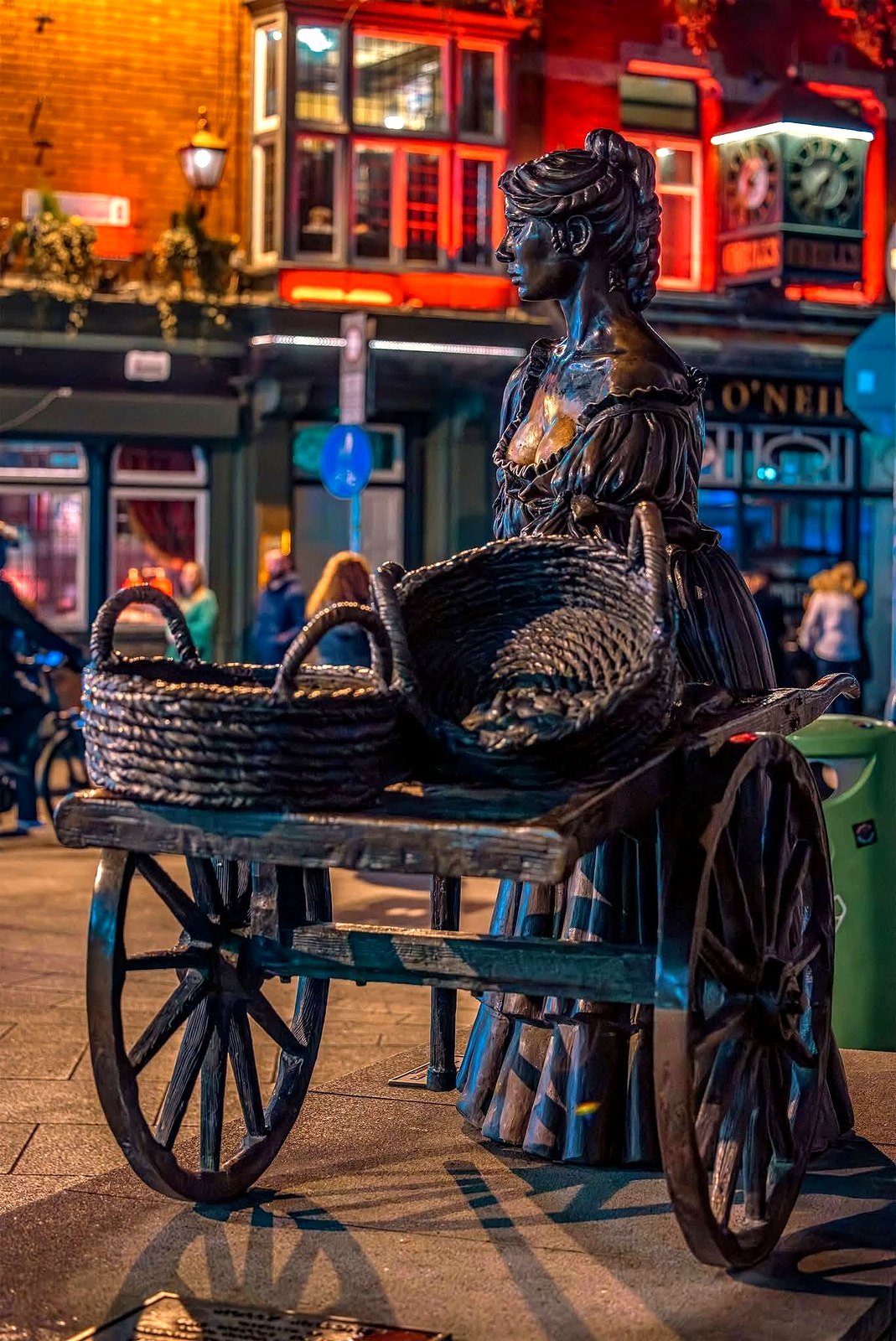 Estátua de Molly Malone à noite em Dublin
