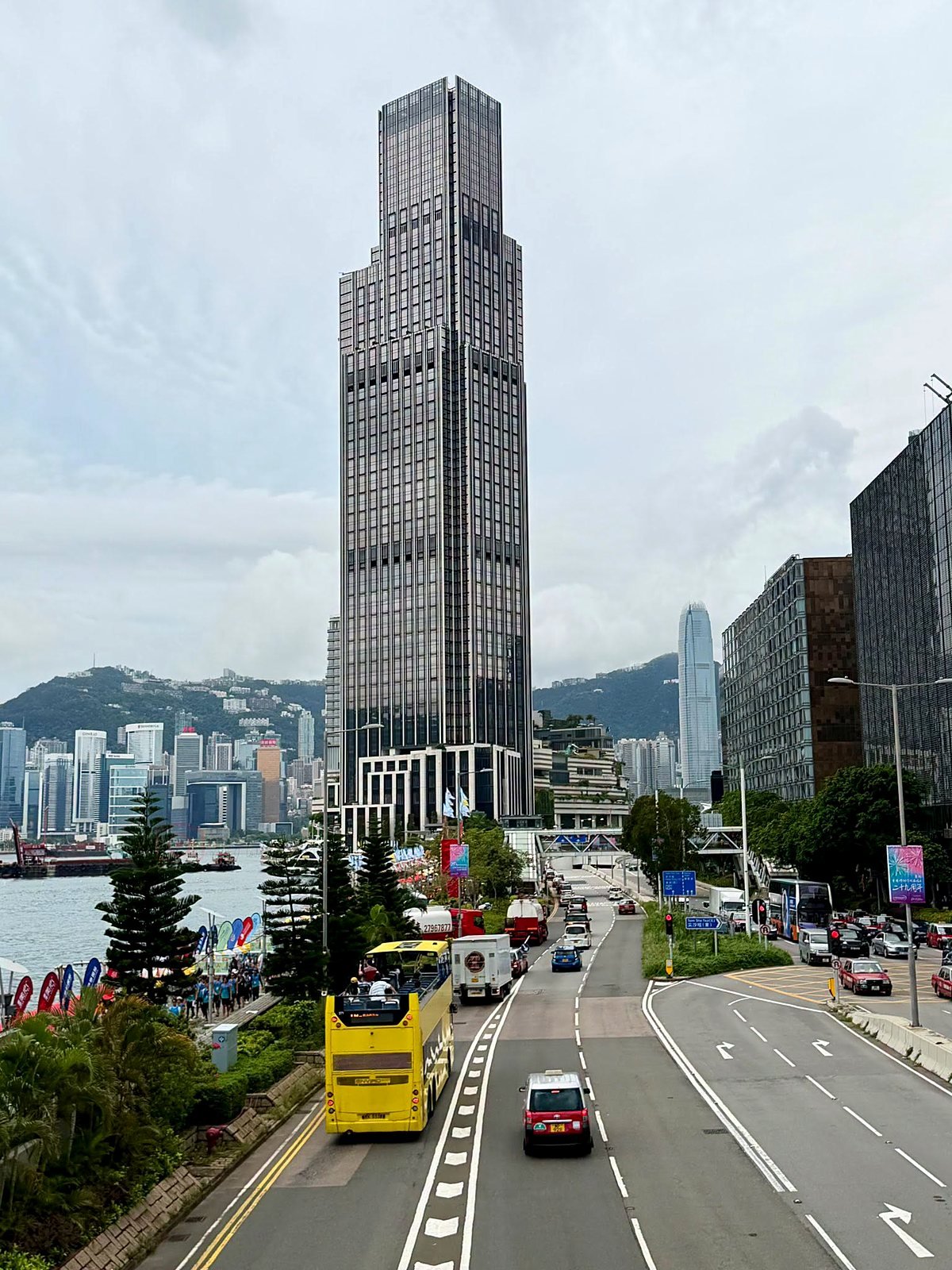Salisbury Road em Tsim Sha Tsui com ônibus turístico e arranha-céu do Victoria Dockside