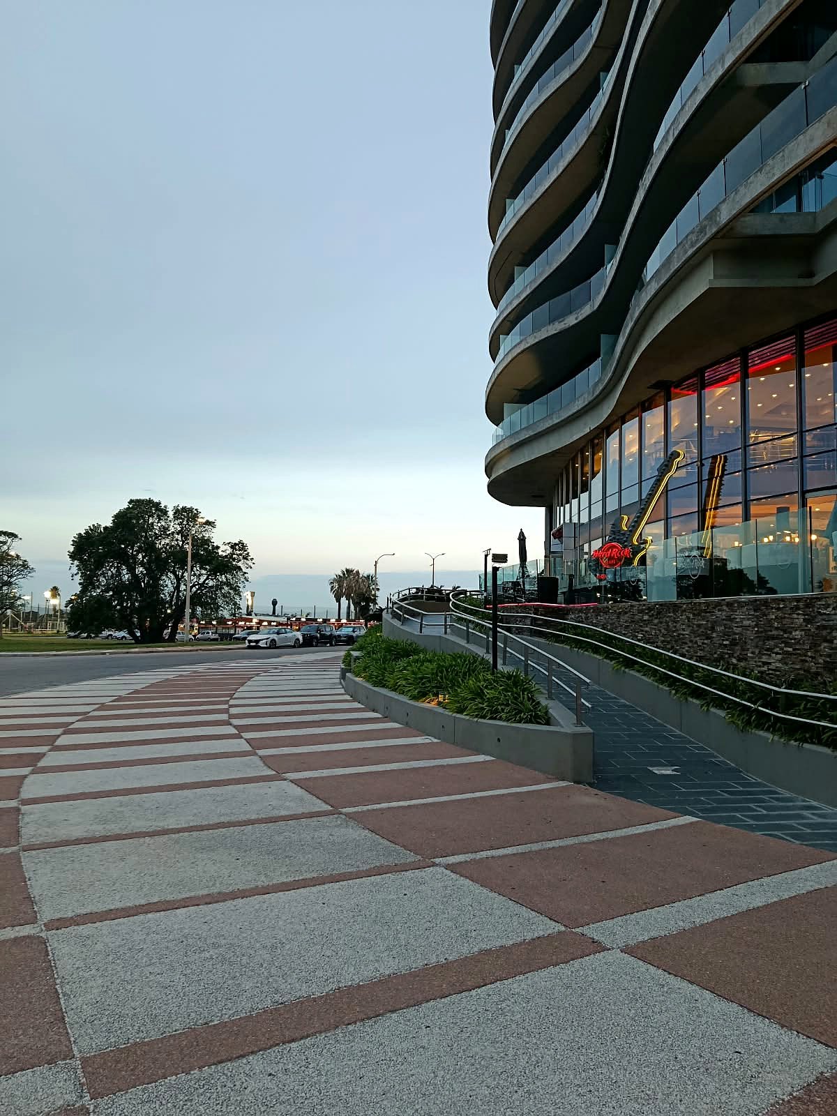 Prédio moderno de linhas onduladas do Hard Rock Café Montevideo