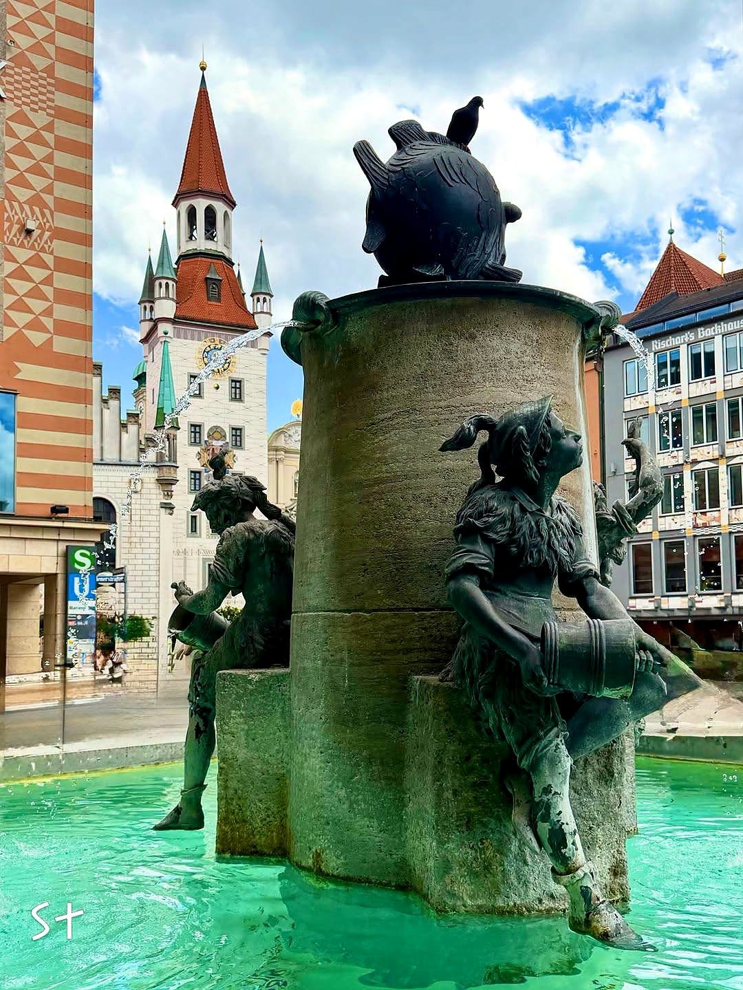 Fonte dos Peixes na Marienplatz com a Antiga Prefeitura ao fundo