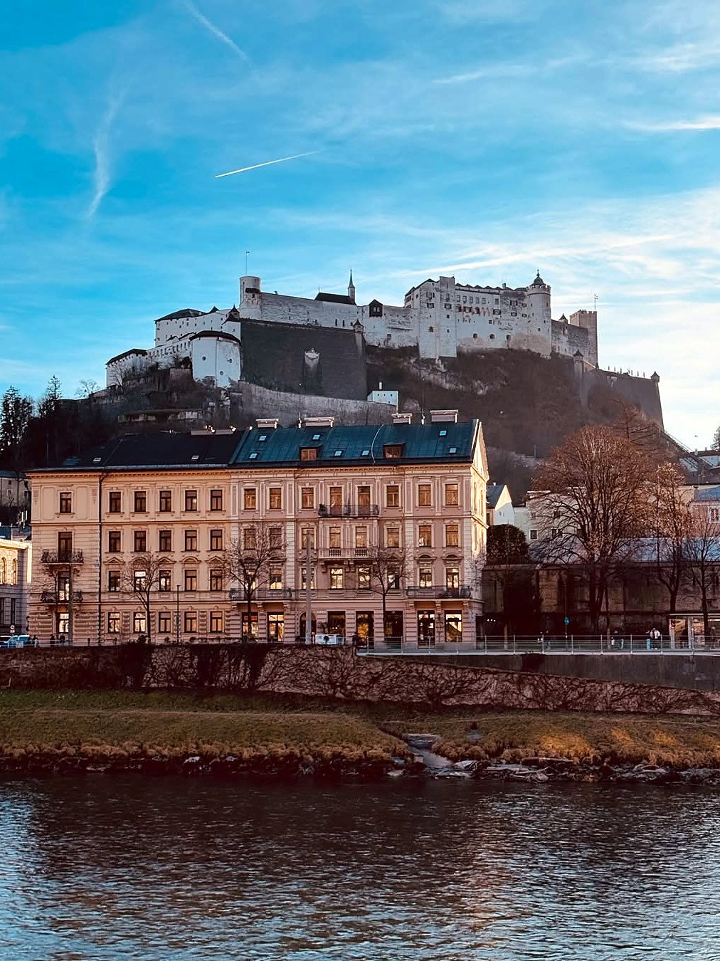 Fortaleza de Hohensalzburg vista da margem do rio Salzach, em Salzburgo