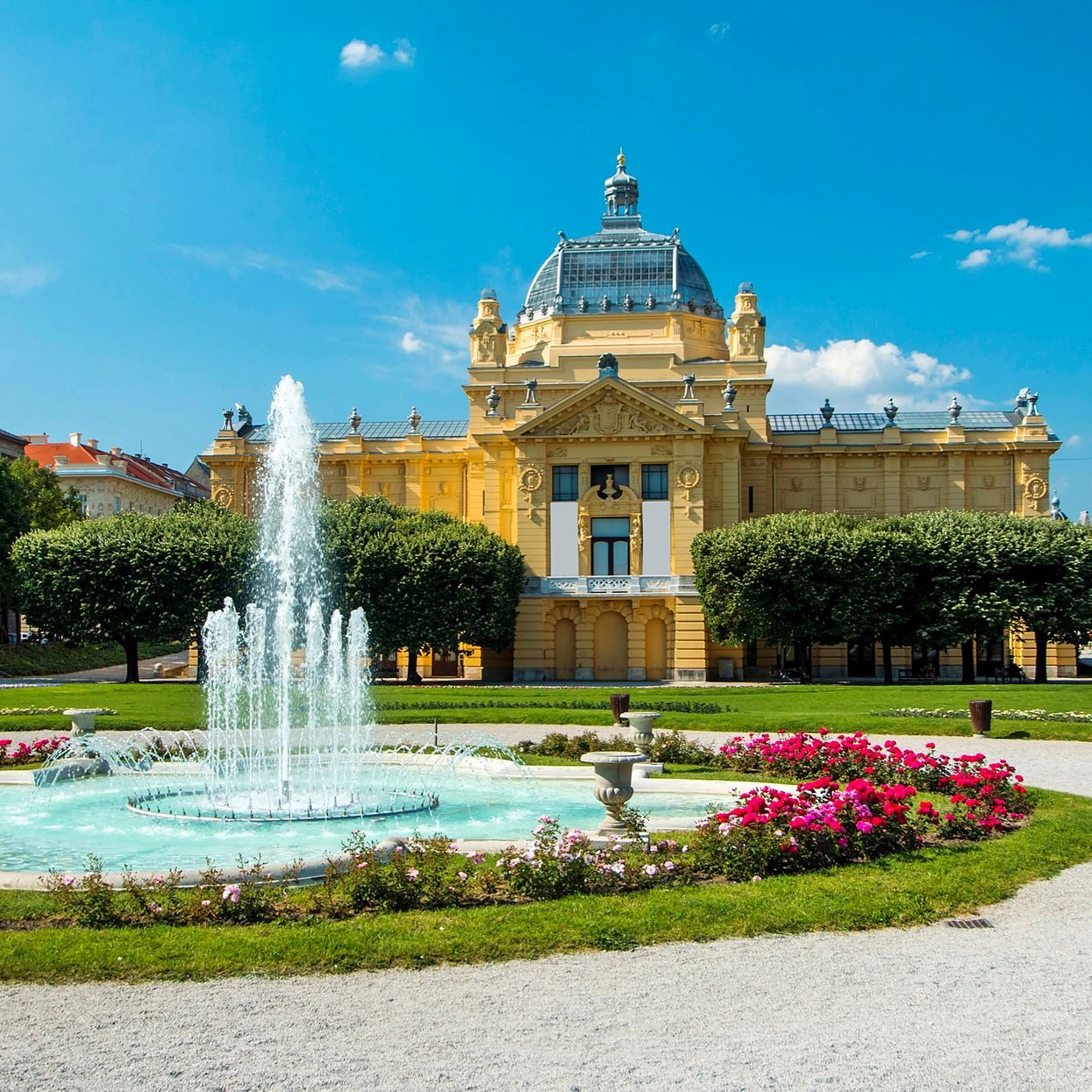 Pavilhão de Arte de Zagreb e chafariz na Praça Rei Tomislav