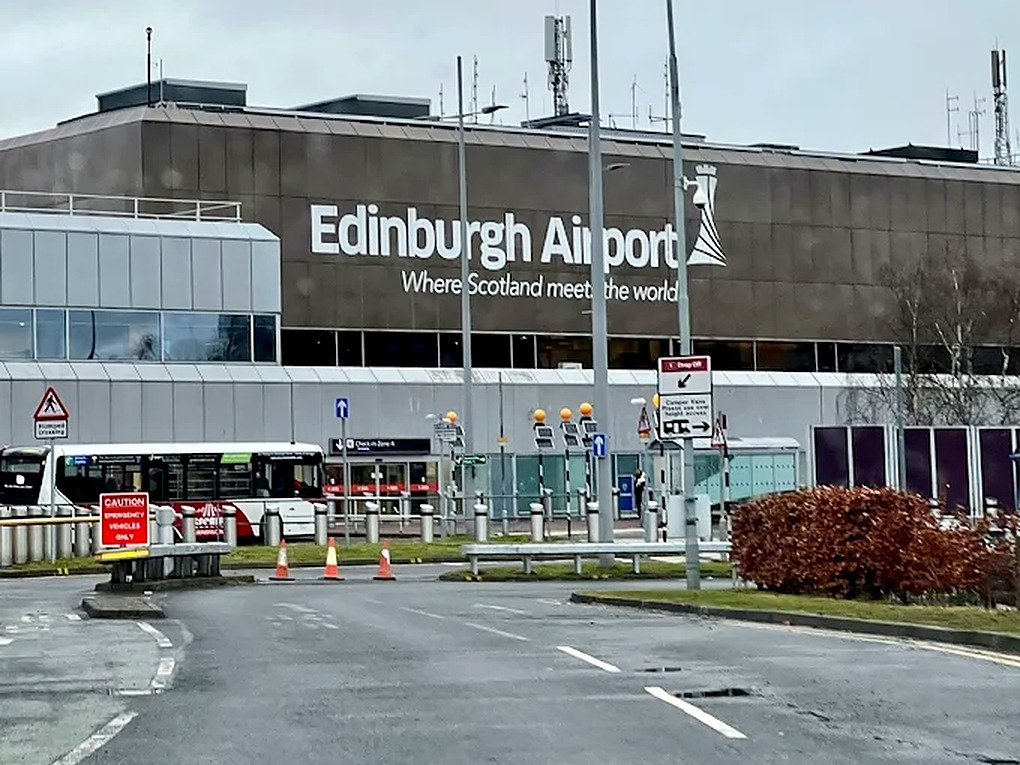 Terminal do aeroporto de Edimburgo, ponto de partida do transfer até o hotel