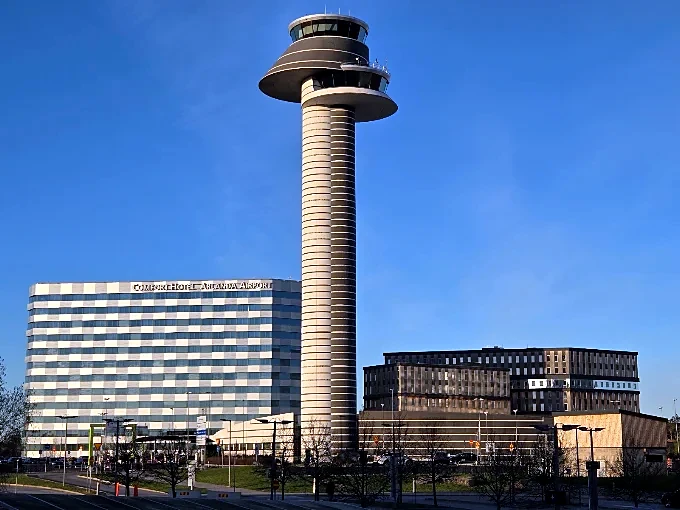 Torre de controle e hotel do Aeroporto de Arlanda