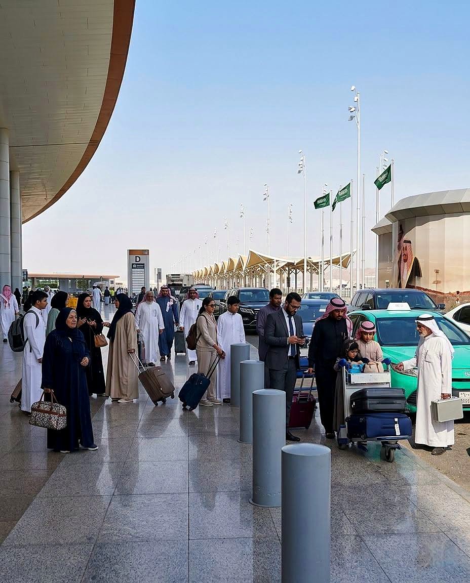Passageiros com malas na área de embarque e desembarque do aeroporto de Jeddah